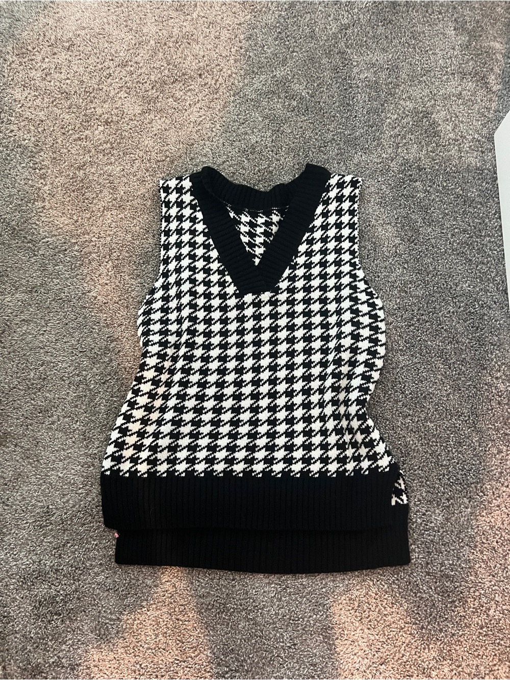 T.J.Maxx Black & White Houndstooth V-Neck Sweater Vest